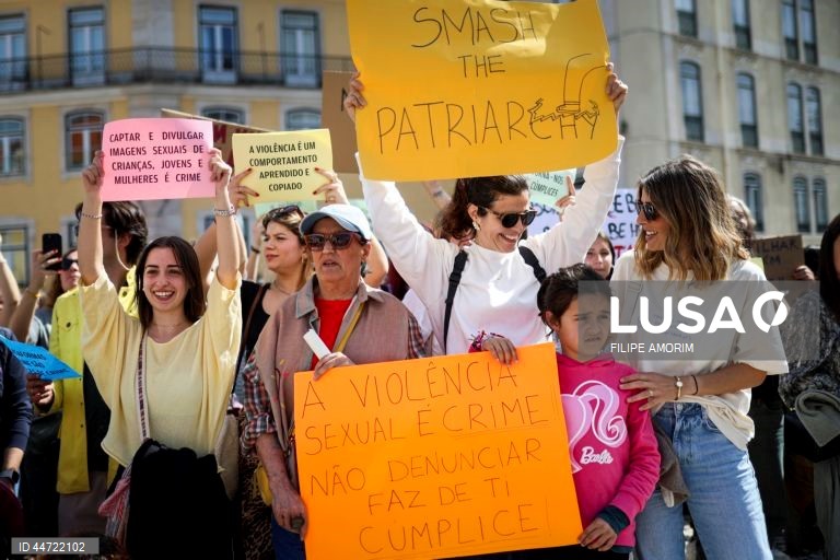 Manifestantes participam no protesto "Violação Não se Filma, Condena-se”, em frente à Assembleia da República, na sequência do caso do trio de influencers que se filmou a violar uma menor de 16 anos em Loures e divulgou o vídeo nas redes sociais, em Lisboa, 05 de abril de 2025. FILIPE AMORIM/LUSA