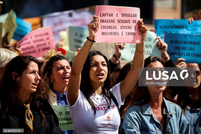 Manifestantes participam no protesto "Violação Não se Filma, Condena-se”, em frente à Assembleia da República, na sequência do caso do trio de influencers que se filmou a violar uma menor de 16 anos em Loures e divulgou o vídeo nas redes sociais, em Lisboa, 05 de abril de 2025. FILIPE AMORIM/LUSA