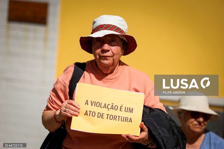Manifestantes participam no protesto "Violação Não se Filma, Condena-se”, em frente à Assembleia da República, na sequência do caso do trio de influencers que se filmou a violar uma menor de 16 anos em Loures e divulgou o vídeo nas redes sociais, em Lisboa, 05 de abril de 2025. FILIPE AMORIM/LUSA