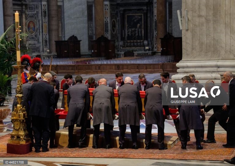 Cerimónia de trasladação do corpo de Francisco para a basílica de São Pedro