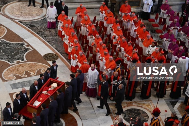 Cerimónia de trasladação do corpo de Francisco para a basílica de São Pedro