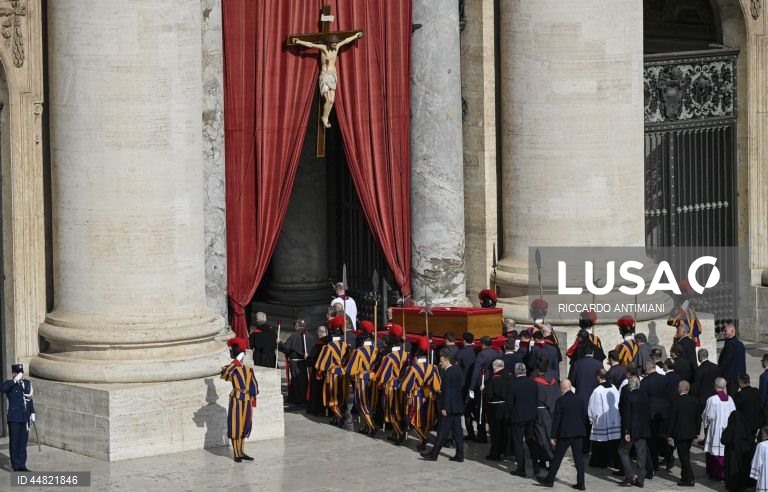 Cerimónia de trasladação do corpo de Francisco para a basílica de São Pedro