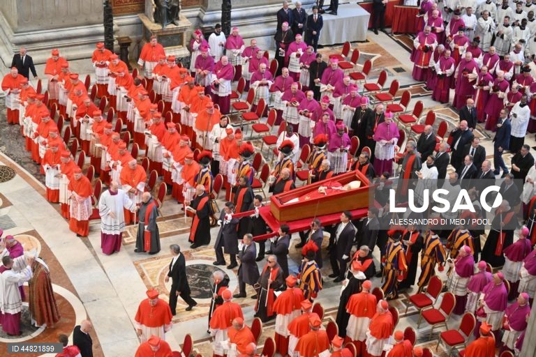 Cerimónia de trasladação do corpo de Francisco para a basílica de São Pedro