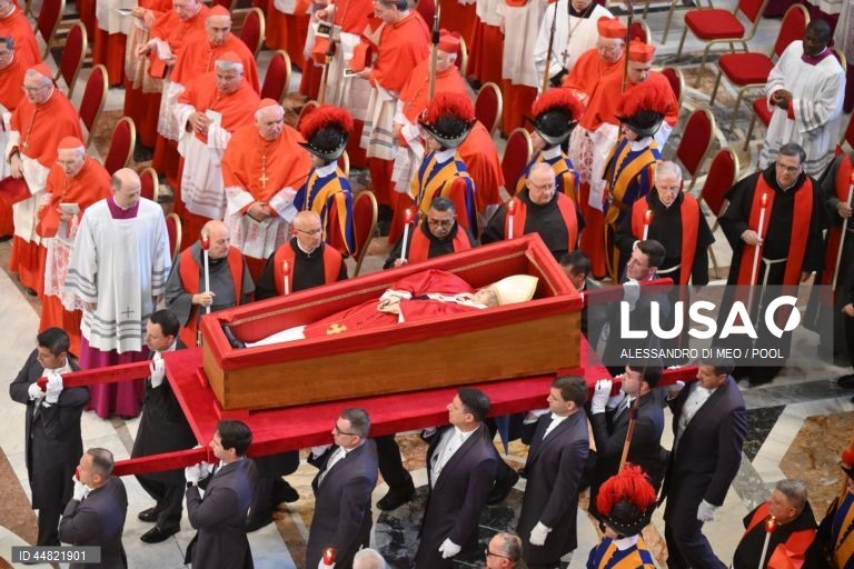 Cerimónia de trasladação do corpo de Francisco para a basílica de São Pedro