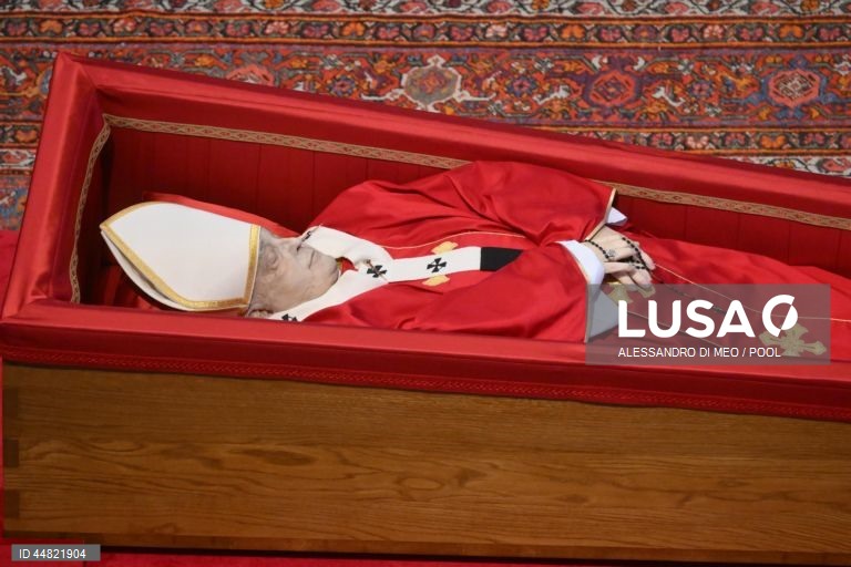 Cerimónia de trasladação do corpo de Francisco para a basílica de São Pedro