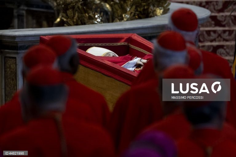 Cerimónia de trasladação do corpo de Francisco para a basílica de São Pedro