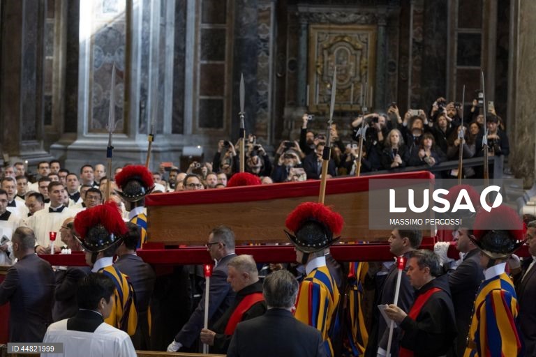 Cerimónia de trasladação do corpo de Francisco para a basílica de São Pedro