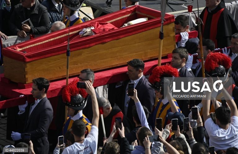 Cerimónia de trasladação do corpo de Francisco para a basílica de São Pedro