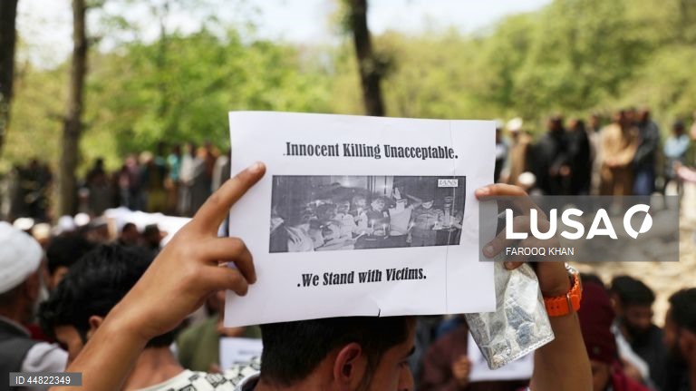 Índia: Dezenas de mortos depois de homens armados terem disparado contra turistas na Caxemira