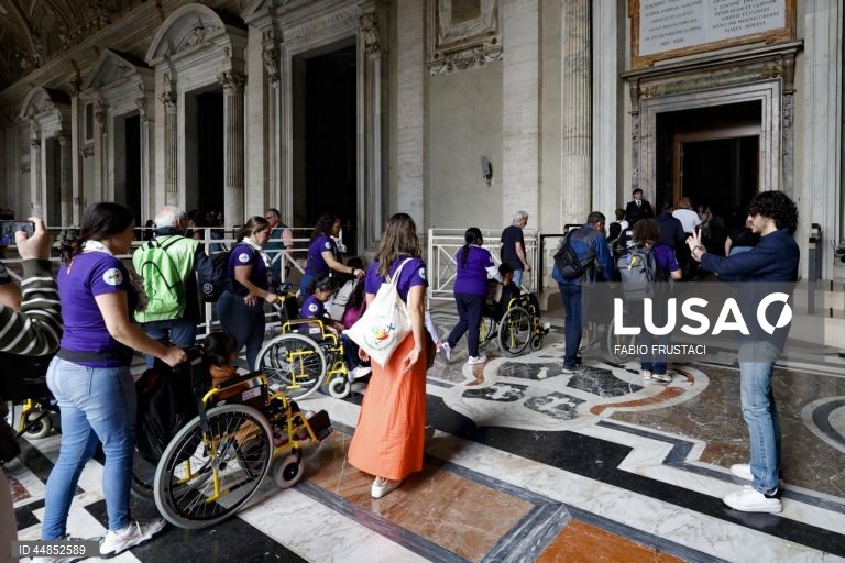 Fiéis passam a porta santa da Basílica de São Pedro