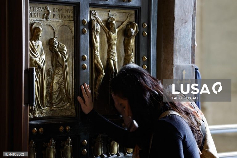Fiéis passam a porta santa da Basílica de São Pedro