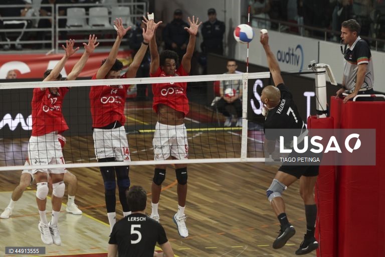 O jogador do Sporting Ivo Casas (D) em ação contra os jogadores do Benfica durante o jogo da final da Liga de voleibol, em Lisboa, 7 de maio de 2025. TIAGO PETINGA/LUSA
