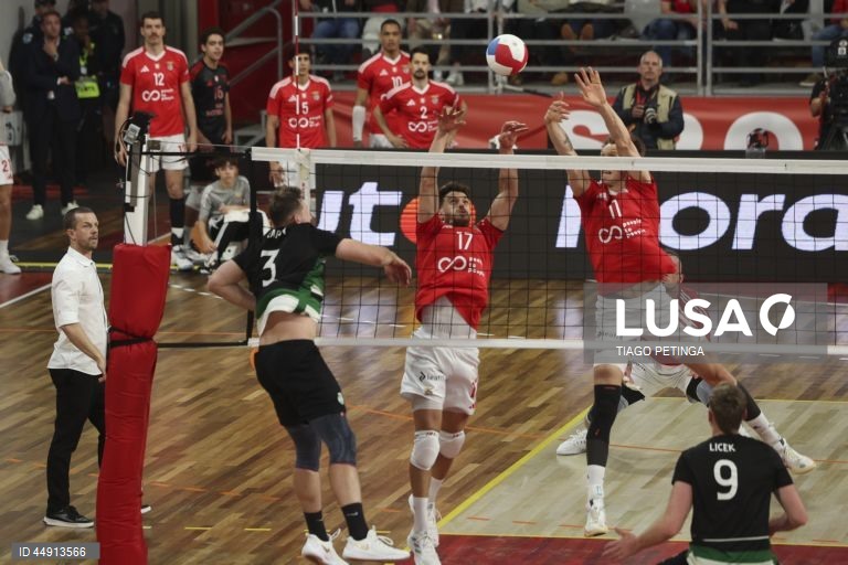 Os jogadores do Benfica Tiago Violas (C) e Pearson Eshenko (D) em ação contra o jogador do Sporting Jan Galabov (E) durante o jogo da final da Liga de voleibol, em Lisboa, 7 de maio de 2025. TIAGO PETINGA/LUSA
