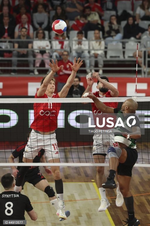 Os jogadores do Benfica Pearson Eshenko (E) e André Aleixo (C) em ação contra o jogador do Sporting Edson Gonzalez (D durante o jogo da final da Liga de voleibol, em Lisboa, 7 de maio de 2025. TIAGO PETINGA/LUSA

