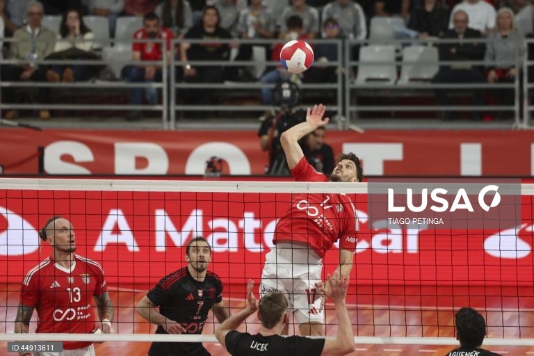 Jogadores do Benfica e do Sporting em ação durante o jogo da final da Liga de voleibol, em Lisboa, 7 de maio de 2025. TIAGO PETINGA/LUSA
