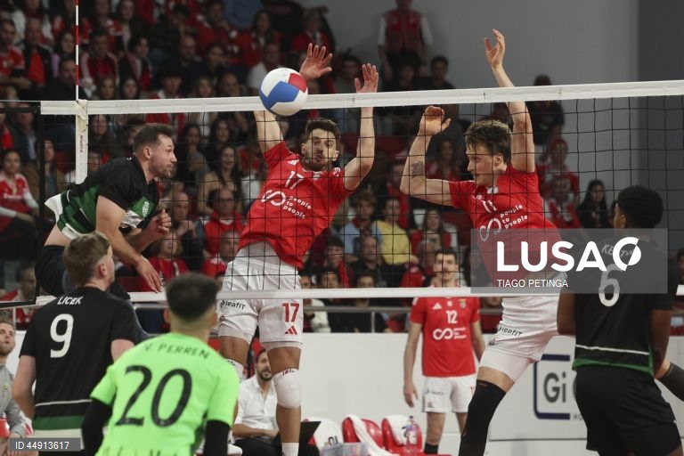Os jogadores do Benfica Tiago Violas (C) e Pearson Eshenko (D) em ação contra o jogador do Sporting Yuri  Synytsia (E) durante o jogo da final da Liga de voleibol, em Lisboa, 7 de maio de 2025. TIAGO PETINGA/LUSA
