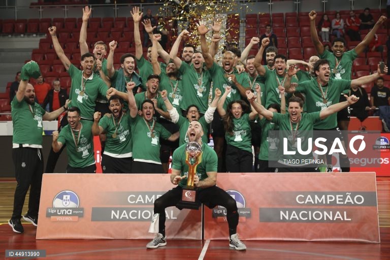 Os jogadores do Sporting celebram a conquista da Liga de Voleibol após derrotarem o Benfica por 3-1, em Lisboa, 7 de maio de 2025.  O Sporting sagrou-se hoje campeão nacional de voleibol pela sétima vez, ao completar a reviravolta na final frente ao Benfica, ao somar, na Luz, o terceiro triunfo consecutivo, por 3-1, no quinto e decisivo encontro. TIAGO PETINGA/LUSA
