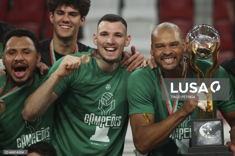 Os jogadores do Sporting celebram a conquista da Liga de Voleibol após derrotarem o Benfica por 3-1, em Lisboa, 7 de maio de 2025.  O Sporting sagrou-se hoje campeão nacional de voleibol pela sétima vez, ao completar a reviravolta na final frente ao Benfica, ao somar, na Luz, o terceiro triunfo consecutivo, por 3-1, no quinto e decisivo encontro. TIAGO PETINGA/LUSA
