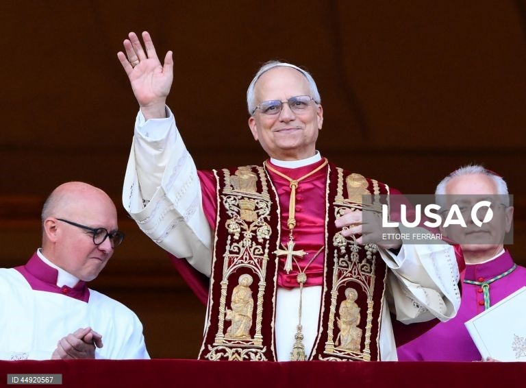 O cardeal norte-americano Robert Francis Prevost, de 69 anos, foi eleito Papa, ao fim de dois dias de conclave, e assumiu o nome de Leão XIV.