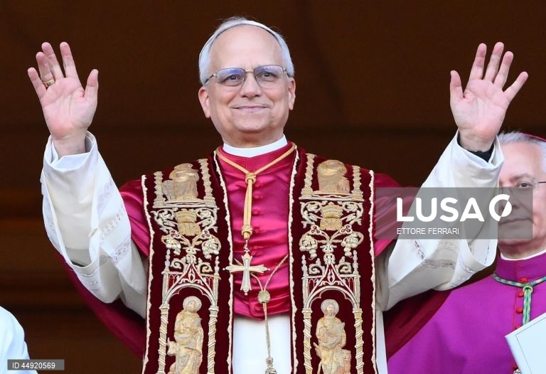 O cardeal norte-americano Robert Francis Prevost, de 69 anos, foi eleito Papa, ao fim de dois dias de conclave, e assumiu o nome de Leão XIV.