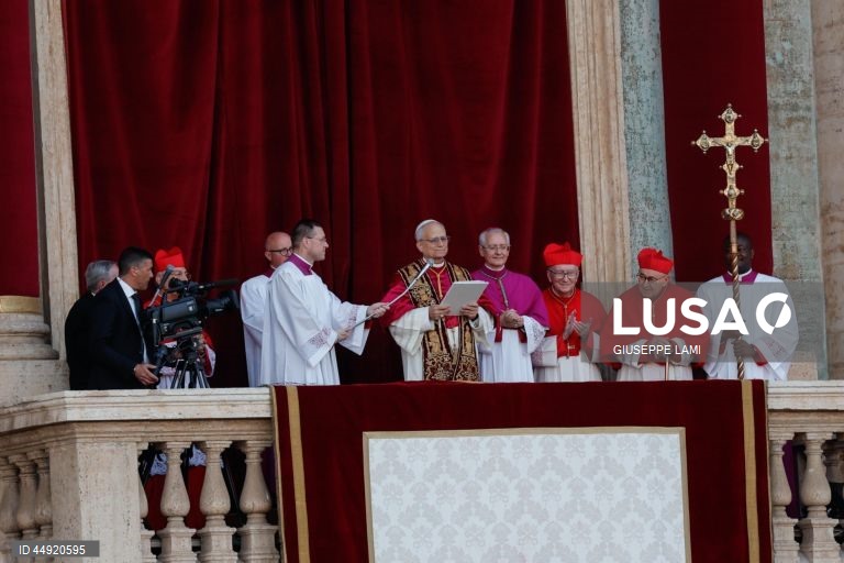O cardeal norte-americano Robert Francis Prevost, de 69 anos, foi eleito Papa, ao fim de dois dias de conclave, e assumiu o nome de Leão XIV.