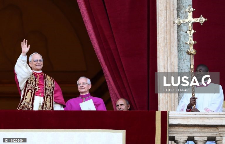 O cardeal norte-americano Robert Francis Prevost, de 69 anos, foi eleito Papa, ao fim de dois dias de conclave, e assumiu o nome de Leão XIV.
