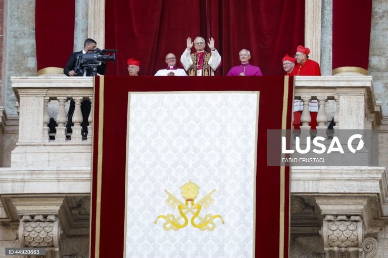 O cardeal norte-americano Robert Francis Prevost, de 69 anos, foi eleito Papa, ao fim de dois dias de conclave, e assumiu o nome de Leão XIV.