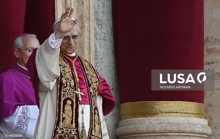 O cardeal norte-americano Robert Francis Prevost, de 69 anos, foi eleito Papa, ao fim de dois dias de conclave, e assumiu o nome de Leão XIV.