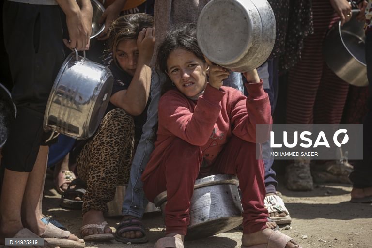 Faixa de Gaza: Distribuição de alimentos em Jabalia