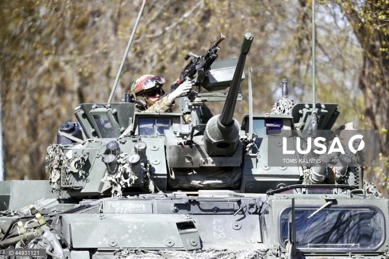 Letónia: Exercícios militares em Sigulda