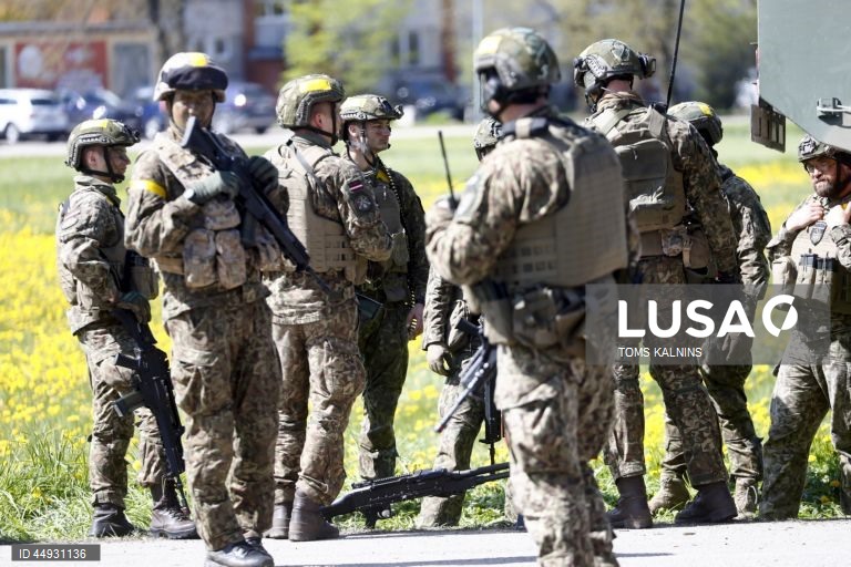 Letónia: Exercícios militares em Sigulda