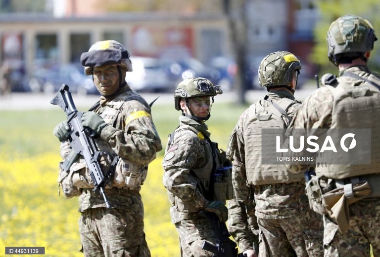 Letónia: Exercícios militares em Sigulda