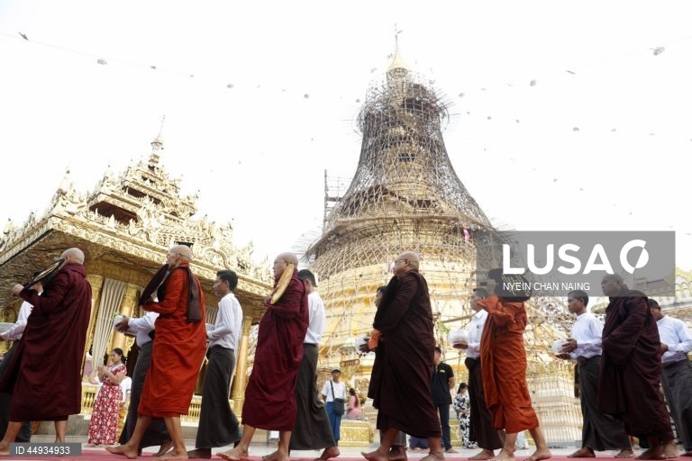 Celebrações do Dia de Vesak (nascimento, iluminação e morte do Buda) no sudeste asiático