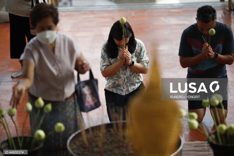 Celebrações do Dia de Vesak (nascimento, iluminação e morte do Buda) no sudeste asiático