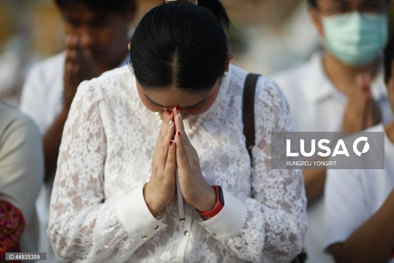 Celebrações do Dia de Vesak (nascimento, iluminação e morte do Buda) no sudeste asiático