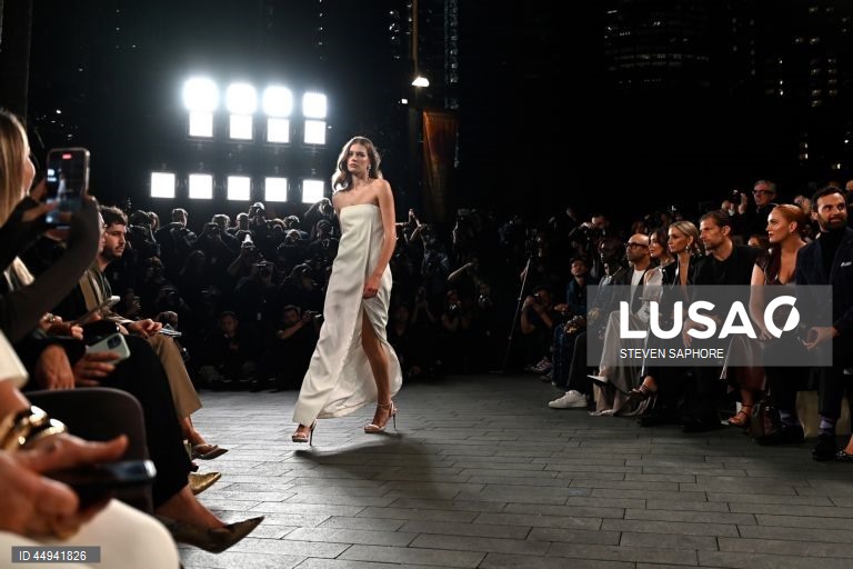 Semana da Moda Australiana - Carla Zampatti