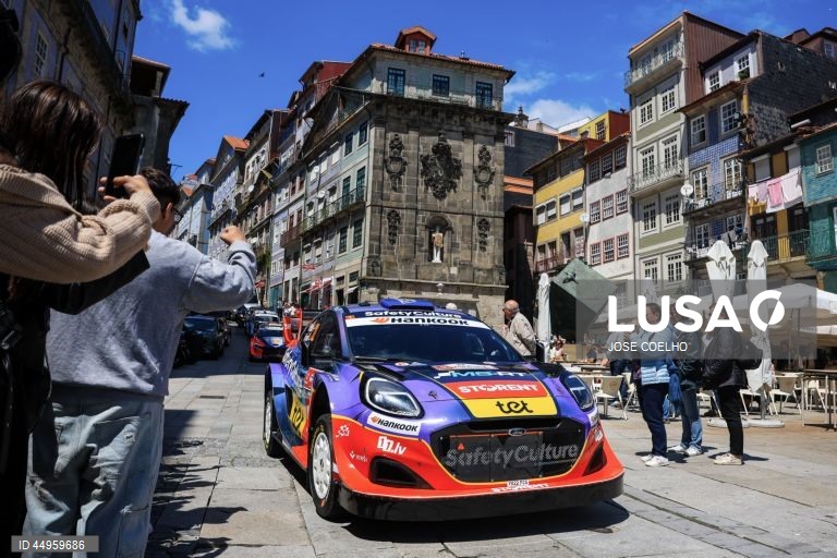 Exibição dos carros do Rali de Portugal na baixa do Porto