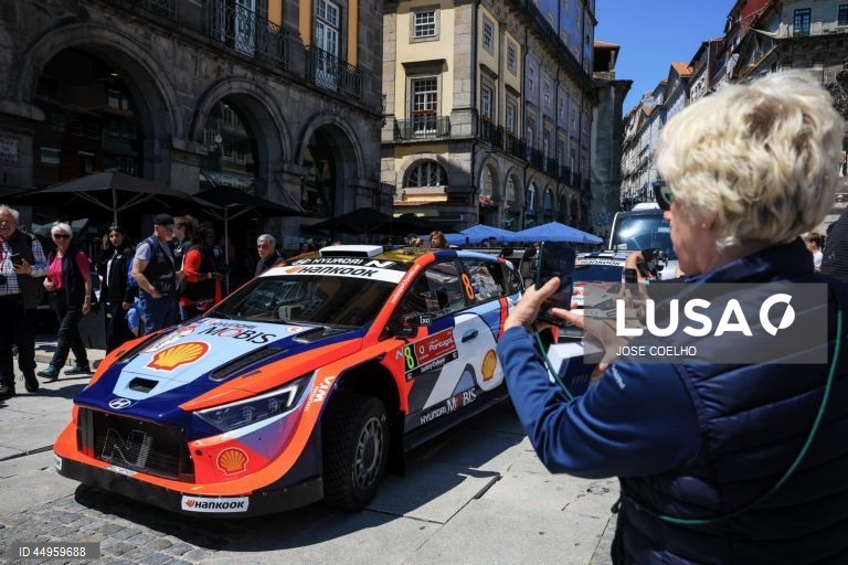 Exibição dos carros do Rali de Portugal na baixa do Porto