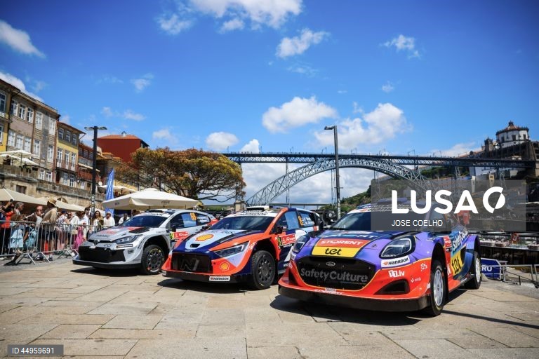 Exibição dos carros do Rali de Portugal na baixa do Porto