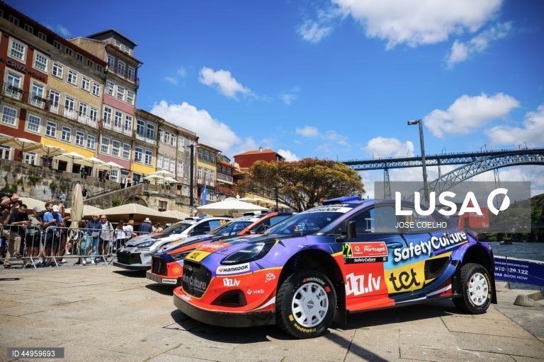 Exibição dos carros do Rali de Portugal na baixa do Porto