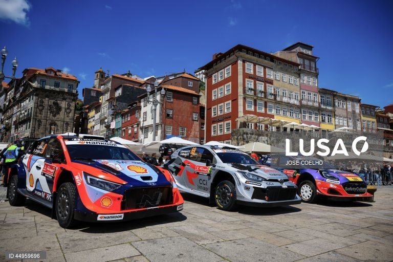Exibição dos carros do Rali de Portugal na baixa do Porto