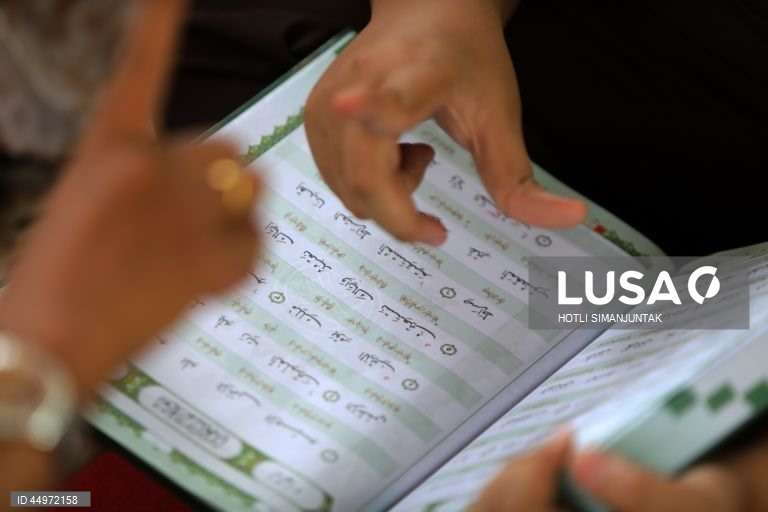 Escola indonésia ensina alunos a recitarem o Corão em língua gestual