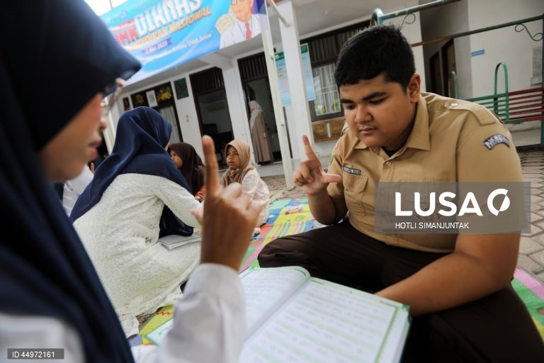 Escola indonésia ensina alunos a recitarem o Corão em língua gestual