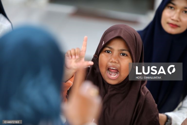 Escola indonésia ensina alunos a recitarem o Corão em língua gestual