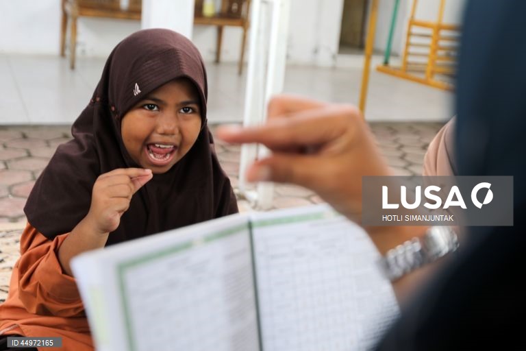 Escola indonésia ensina alunos a recitarem o Corão em língua gestual