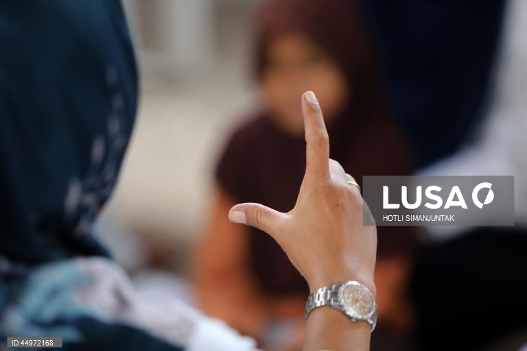 Escola indonésia ensina alunos a recitarem o Corão em língua gestual