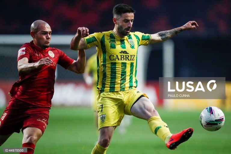 O jogador da União de Leiria Crystopher (E), luta pela bola com o jogador do Tondela Xavier, durante o jogo de futebol da 34.ª jornada da II Liga de futebol, realizado no Estádio Municipal de Leiria, 16 de maio de 2025. PAULO CUNHA/LUSA