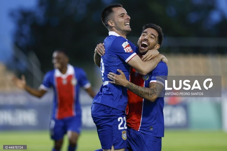 Os jogadores do Alverca festejam de David (C) durante o jogo da 34.ª jornada da II liga de futebol contra a equipa do Portimonense, realizado no Complexo Desportivo Futebol Clube de Alverca, Vila Franca de Xira, 16 de maio de 2025. ANTÓNIO PEDRO SANTOS/LUSA