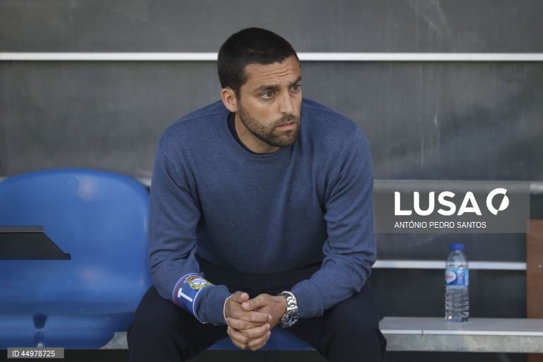 O treinador do Alverca, Vasco Botelho da Costa, durante o jogo da 34.ª jornada da II liga de futebol contra a equipa do Portimonense, realizado no Complexo Desportivo Futebol Clube de Alverca, Vila Franca de Xira, 16 de maio de 2025. ANTÓNIO PEDRO SANTOS/LUSA