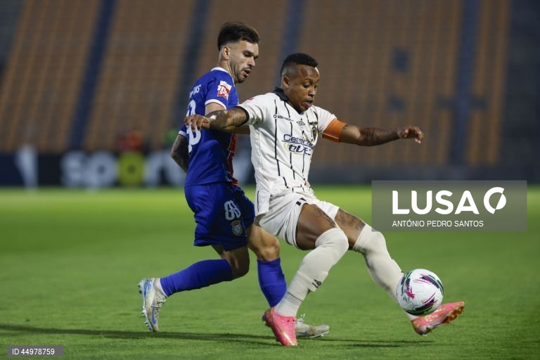 O jogador do Alverca, Diogo Martins (E), disputa a bola com o jogador do Portimonense, Paulo Vitor (D), durante o jogo da 34.ª jornada da II liga de futebol, realizado no Complexo Desportivo Futebol Clube de Alverca, Vila Franca de Xira, 16 de maio de 2025. ANTÓNIO PEDRO SANTOS/LUSA